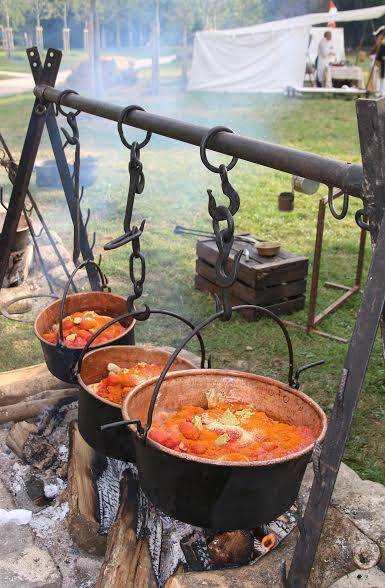 cuisine historique : poulet marengo : cuisine au feu de bois selon recette Napoléonienne : écrevisses, sauce tomate, champignons