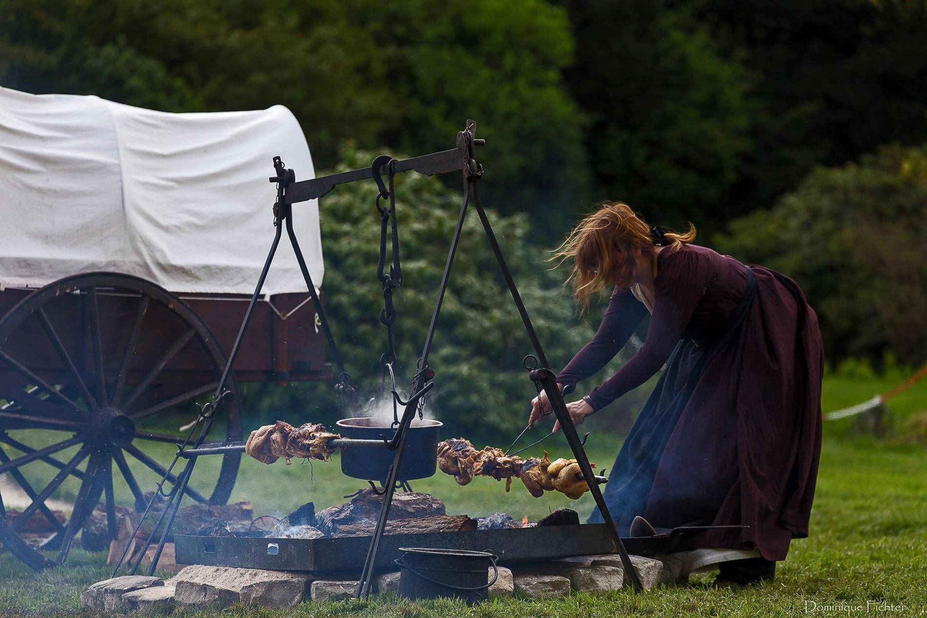 reconstitution d'une cuisine historique : charrette et tenue d'époque pour cuisiner au feu de bois